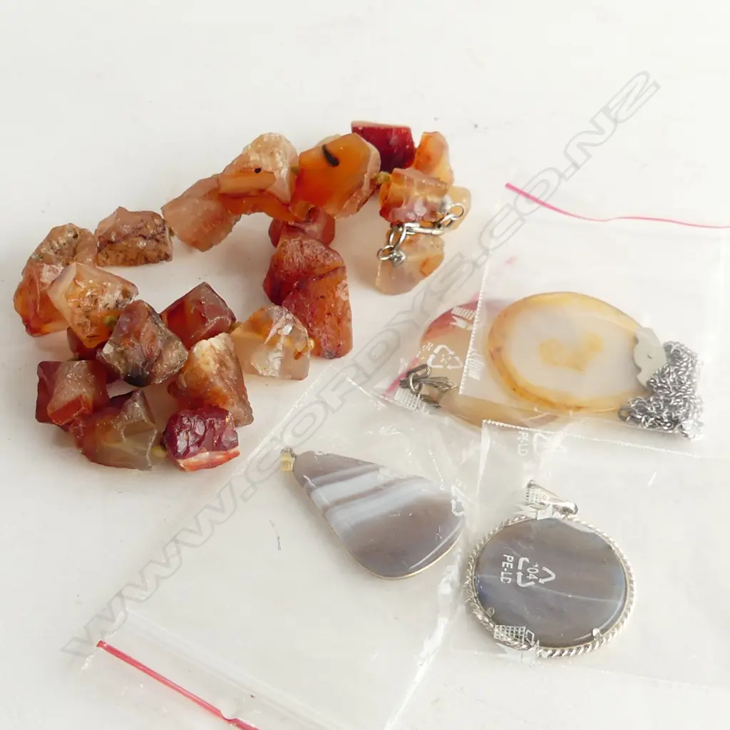 COLLECTION CARNELIAN & AGATE PENDANTS & CARNELIAN ROCK CRYSTAL NECKLACE  Image 1++