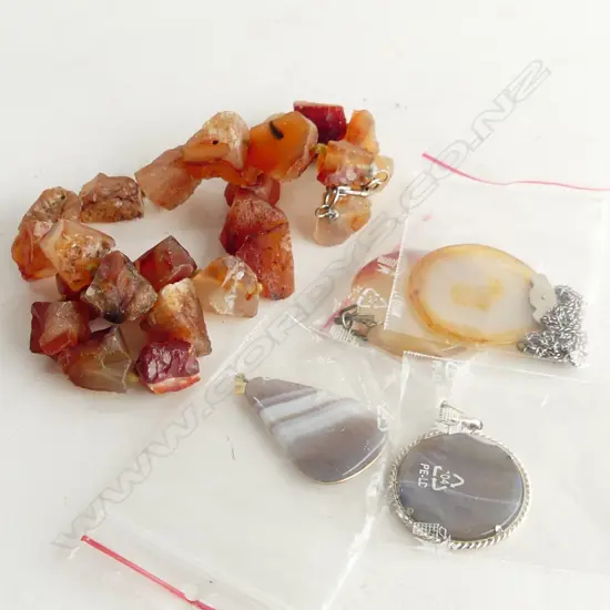 COLLECTION CARNELIAN & AGATE PENDANTS & CARNELIAN ROCK CRYSTAL NECKLACE 