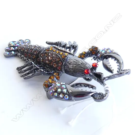 LG GEM SET LOBSTER BROOCH (L. 90MM) 
