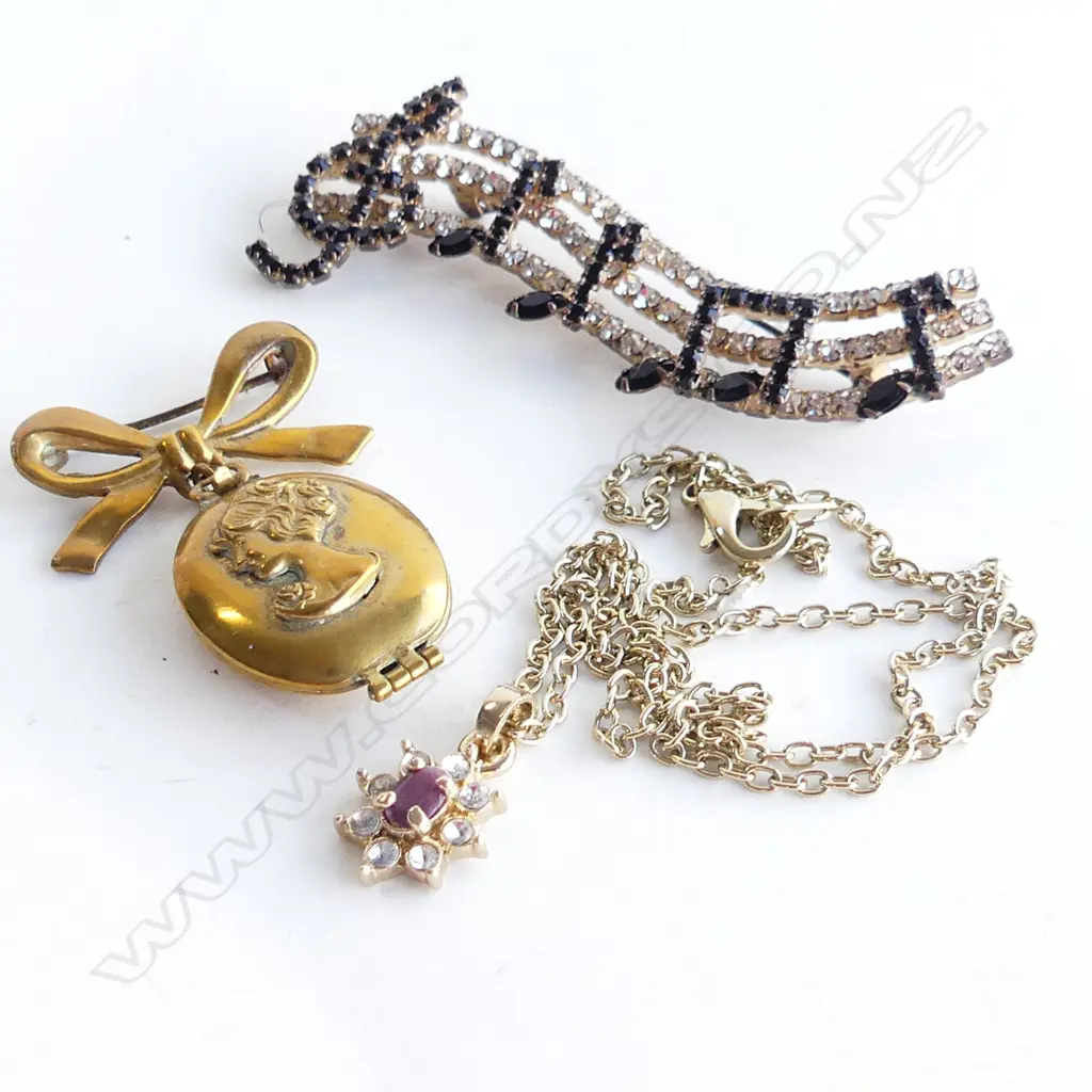 VINTAGE MUSICAL NOTE DIAMANTE & GARNET(?) BROOCH, ART NOUVEAU LOCKET BROOCH & GOLD TONE GARNET (?) PENDANT & CHAIN Image 1++