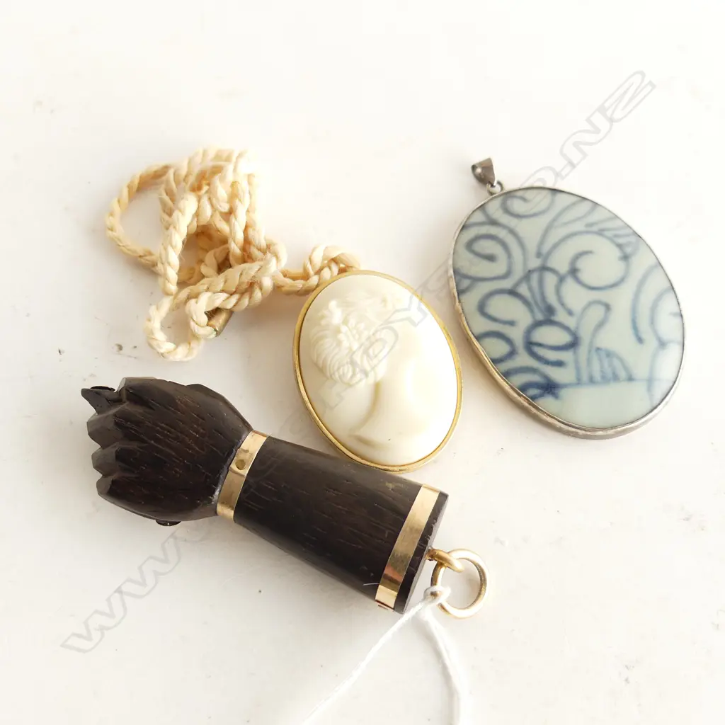 3 PENDANTS; NINA RICCI CAMEO, B/W CERAMIC, EBONISED CLENCHED FIST L.75mm Image 1++
