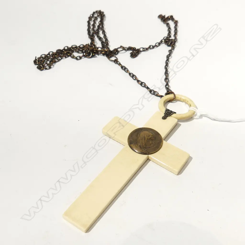 LG IVORINE CROSS WITH CHAIN Image 1++
