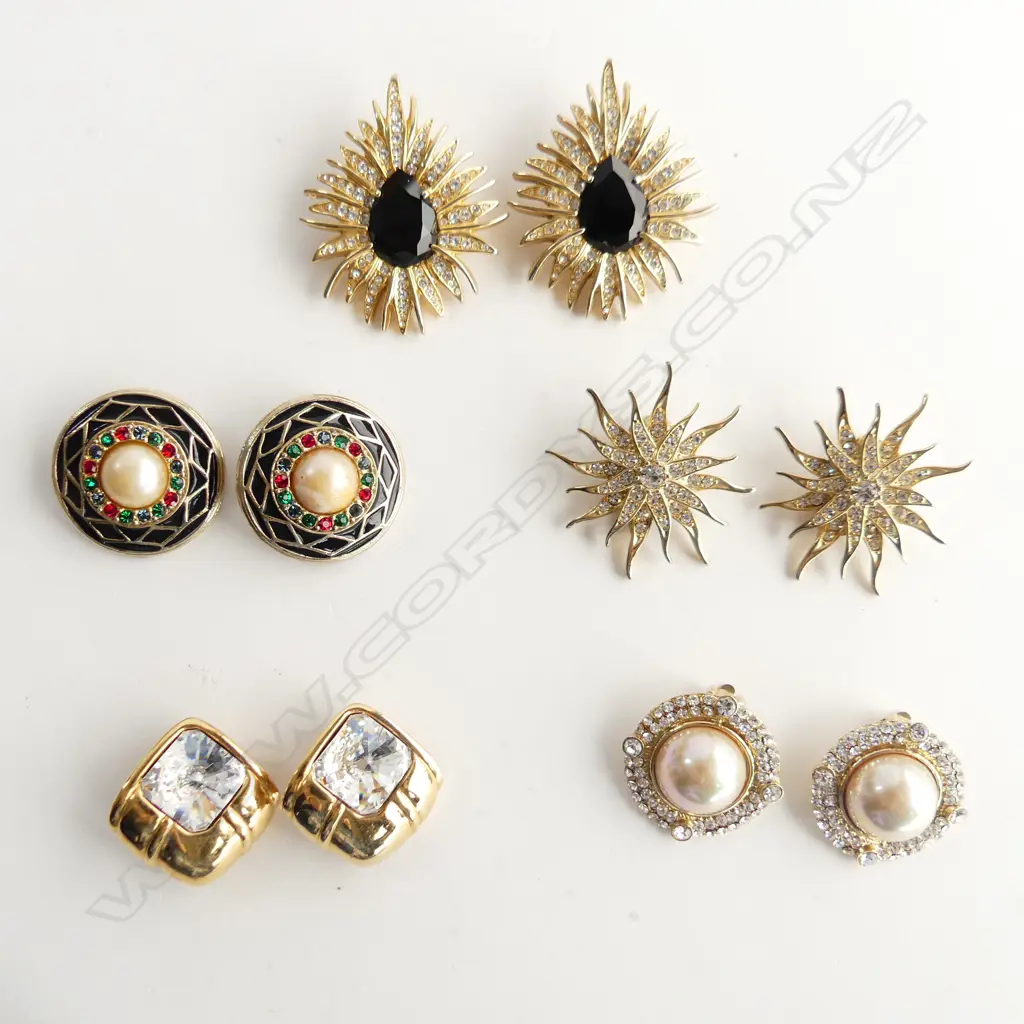 5 PRS GOLD TONE COSTUME CLIP ON EARRINGS Image 1++