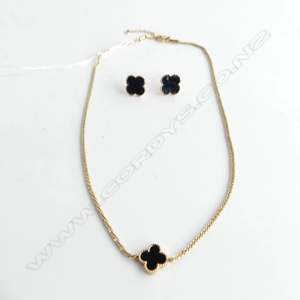 GOLD TONE NECKLACE WITH CLOVER PENDANT WITH MATCHING STUD EARRINGS Image 1++