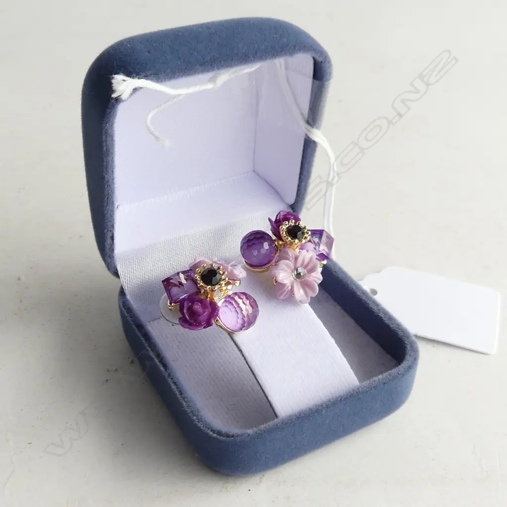 PR  GILT FLORAL CLUSTER STUD EARRINGS Image 1++