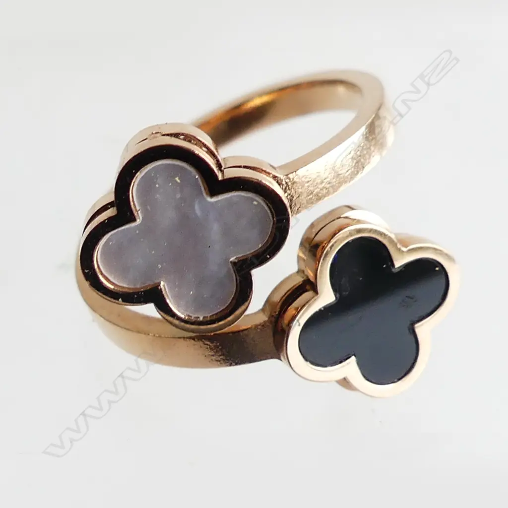 BLACK & WHITE TWIN CLOVER SPLIT RING - IN LEATHER CASE  Image 1++