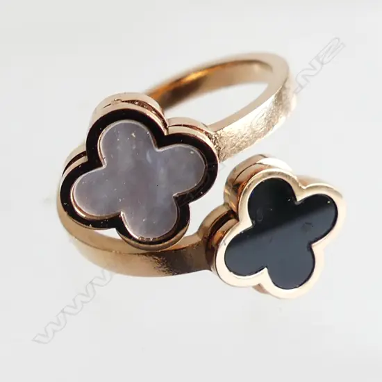 BLACK & WHITE TWIN CLOVER SPLIT RING - IN LEATHER CASE 