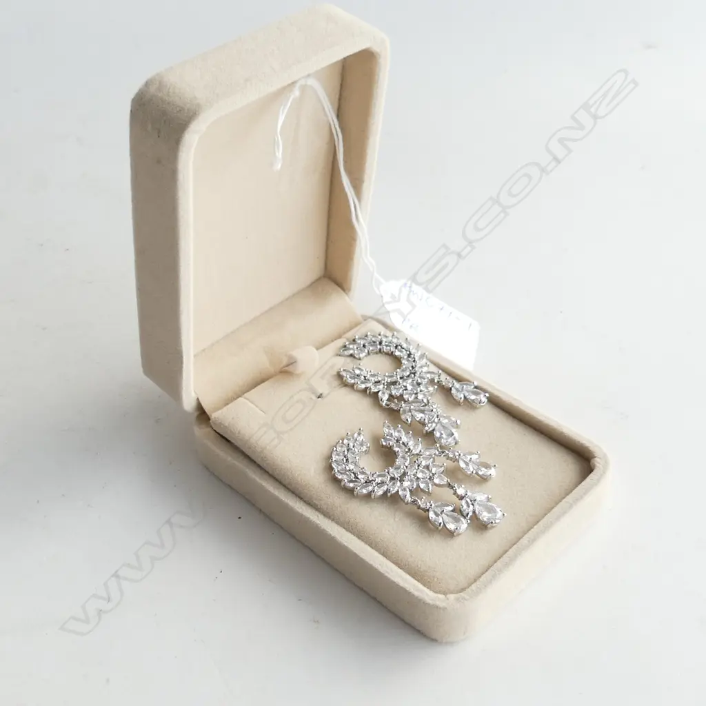 PR DIAMANTE LG CHANDELIER DROP EARRINGS  Image 1++