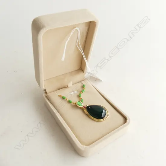 LG FAUX EMERALD PENDANT & SILVER GILT CHAIN