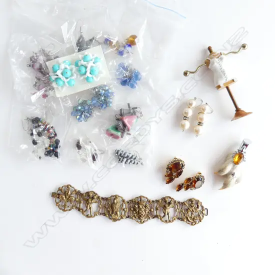 11 VINTAGE COSTUME JEWELLERY PR'S EARRINGS + French bracelet & grouse claw brooch