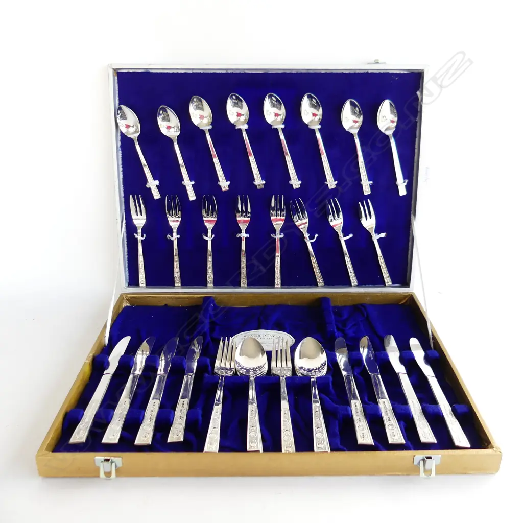 MID CENTURY SILVER PLATED CUTLERY SET IN CASE – COMPLETE 8 PLACE SETTING KETTLE MOTIFS TO HANDLES Image 1++