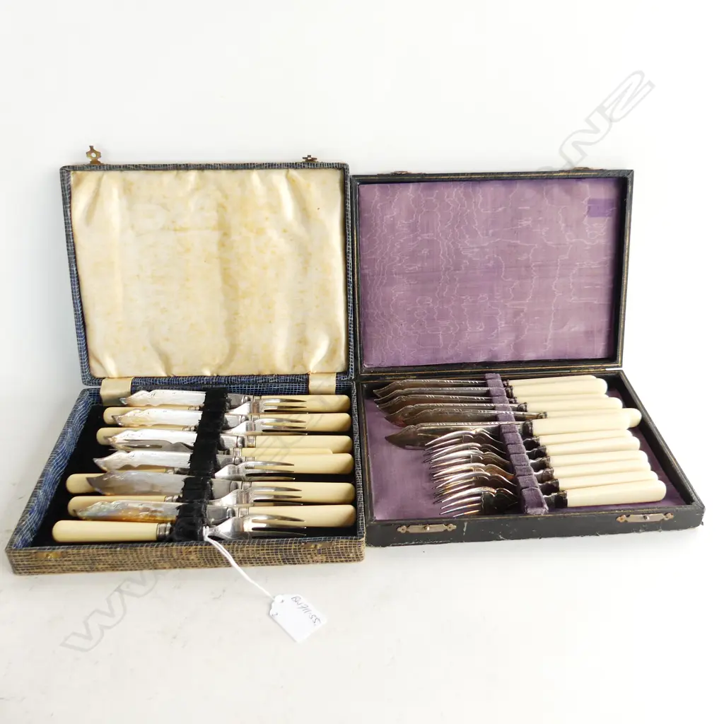 2 VINTAGE SILVER PLATE CASED FISH SERVICES 6 PERSON Image 1++