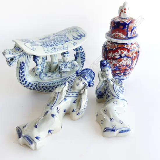 4 ORIENTAL PCES; PR B/W RECLINING FIGURES + COUPLE ON BOAT + LIDDED IMARI JAR H. 180mm (FINIAL REPAIRED)