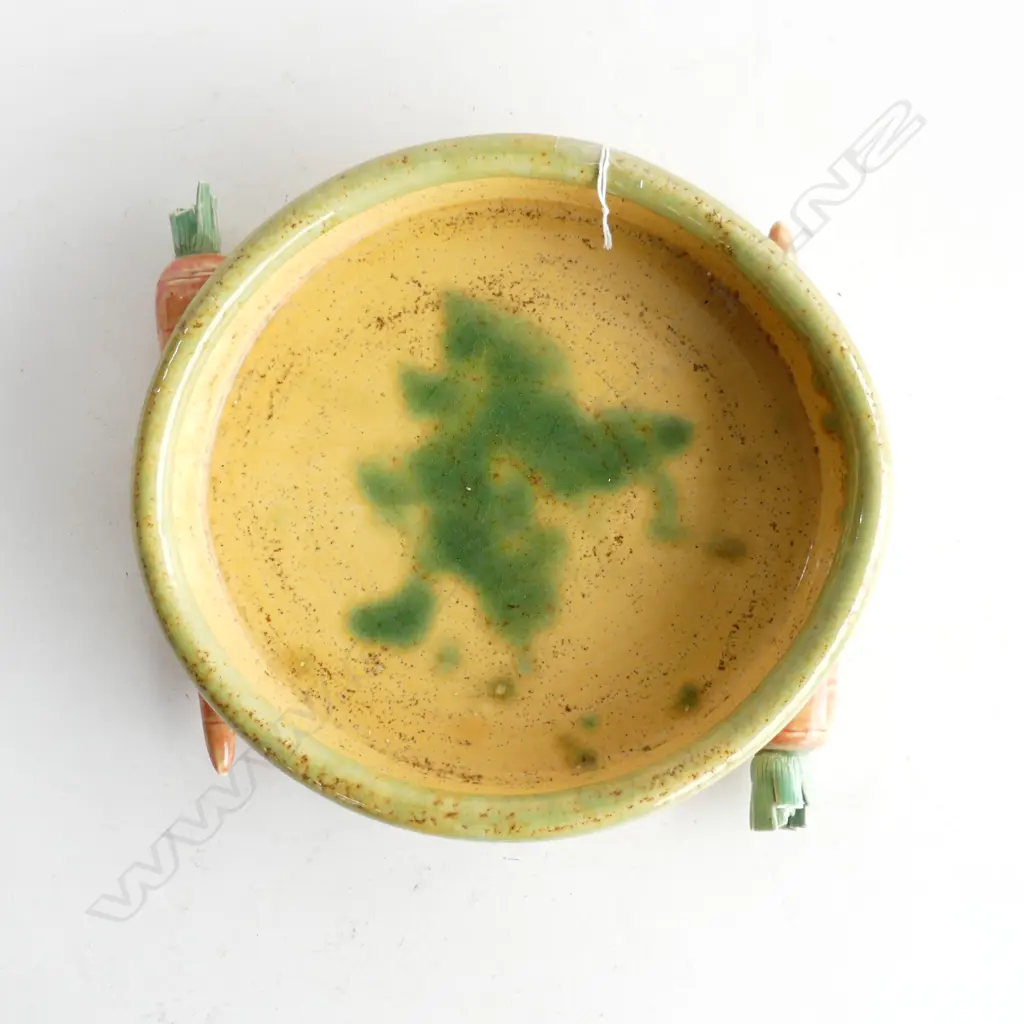 ONLIE ONG LG POTTERY DISH ON PR CARROTS D265mm  1 CARROT A/F AT ONE END Image 1++