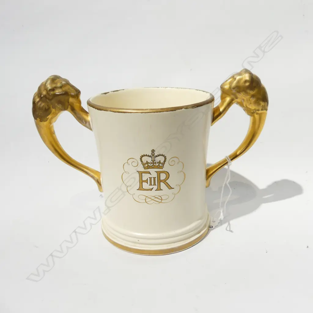 CROWN LYNN QE11 1953 CORONATION COMMEMORATIVE LOVING CUP WITH GOLD LION HANDLES, H. 130MM Image 1++