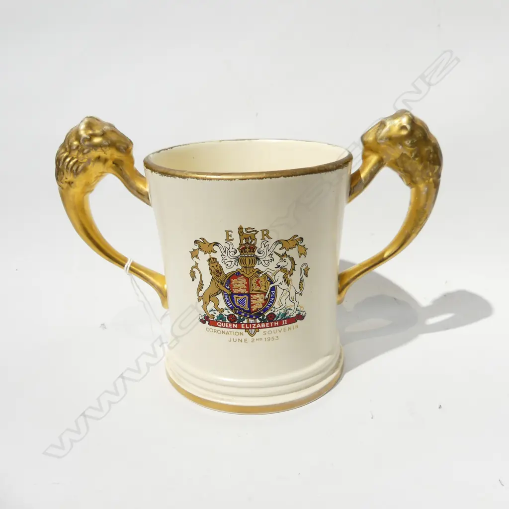 CROWN LYNN QE11 1953 CORONATION COMMEMORATIVE LOVING CUP WITH GOLD LION HANDLES, H. 130MM Image 1++