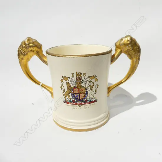 CROWN LYNN QE11 1953 CORONATION COMMEMORATIVE LOVING CUP WITH GOLD LION HANDLES, H. 130MM