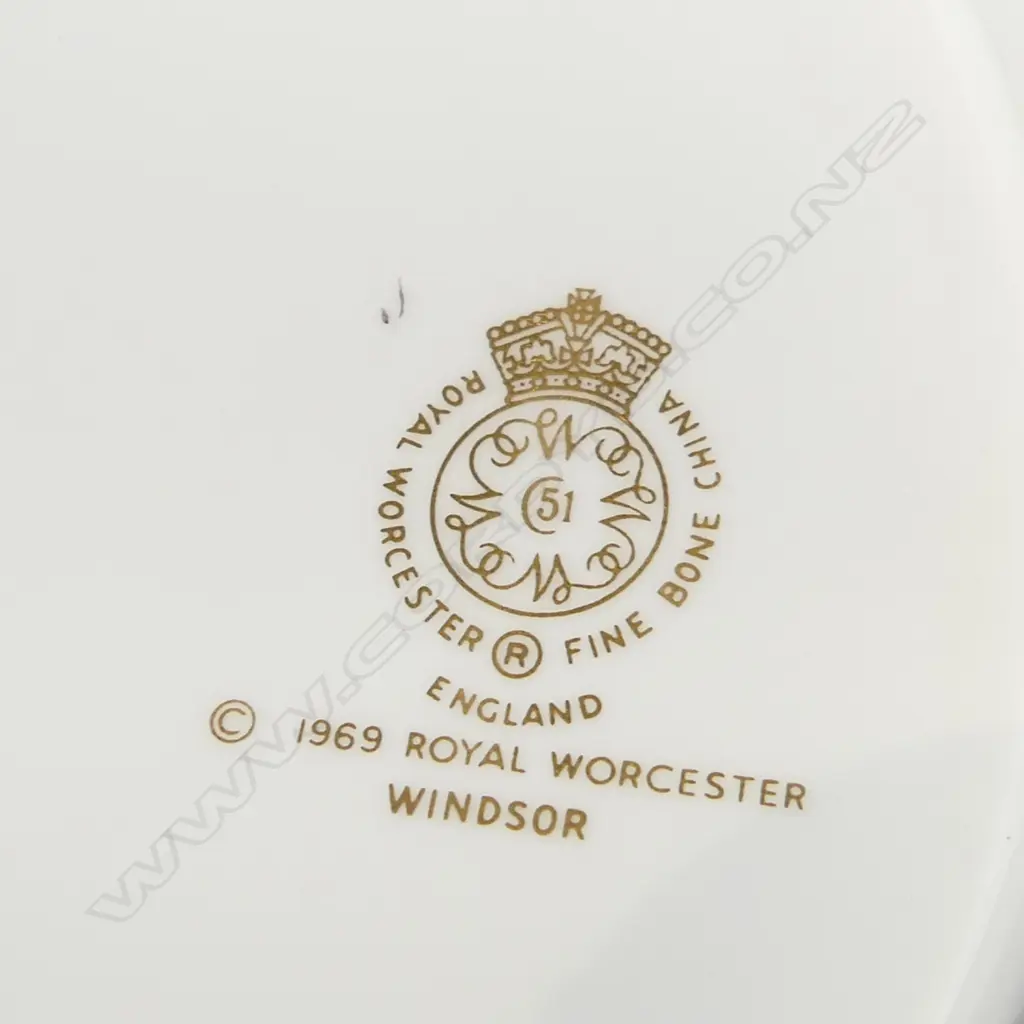 ROYAL WORCESTER 'WINDSOR' LIDDED SERVING DISH, DIA 200MM Image 1++