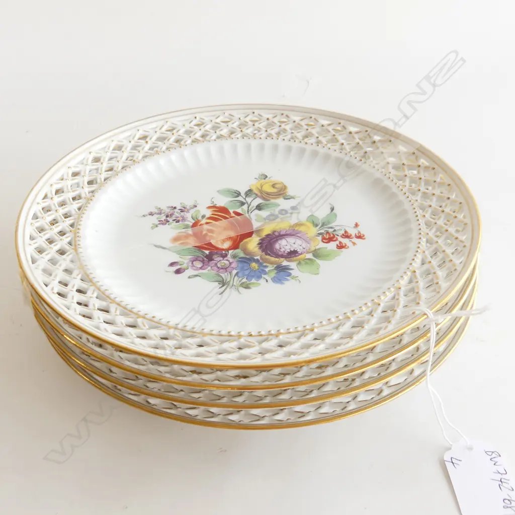 4 HANDCOLORED CABINET PLATED. FLORAL DECORATION WITH RETICULATED BORDER, DIA. 225mm Image 1++