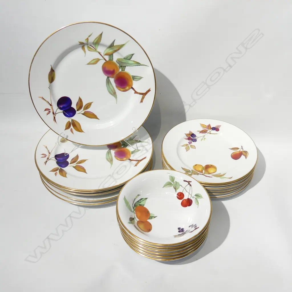 ROYAL WORCESTER EVESHAM; 6 DINNER PLATES, 6 LUNCHEON PLATES, 6 BOWLS Image 1++