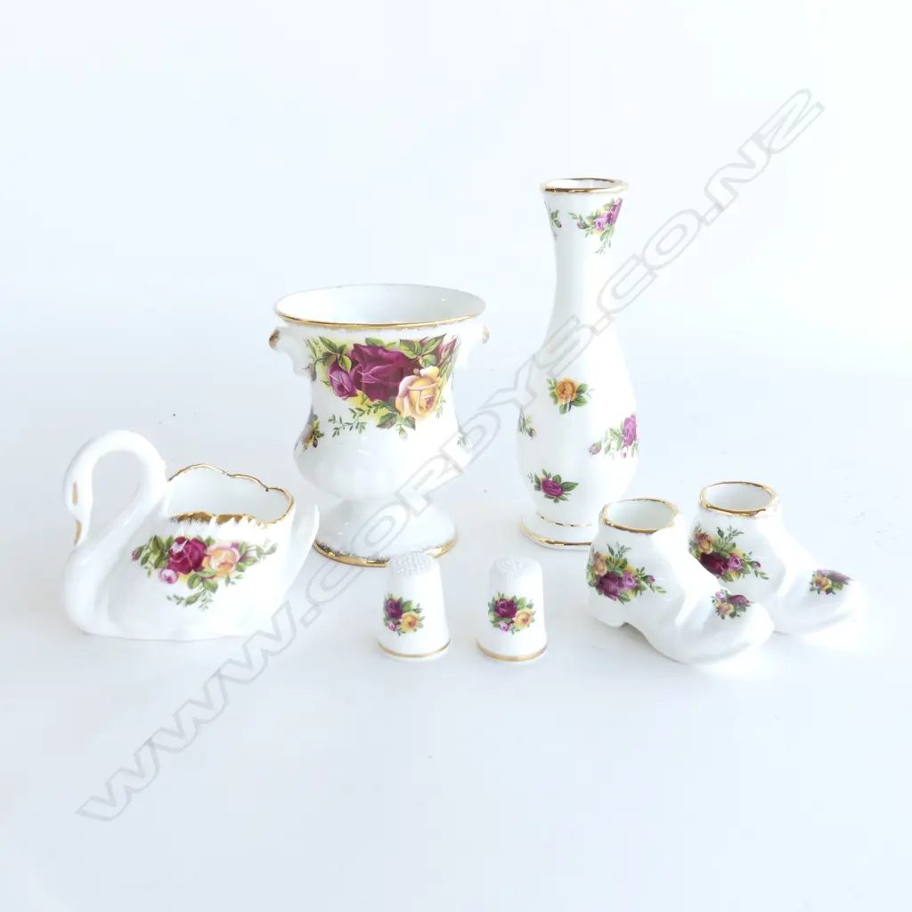 7 ROYAL ALBERT OLD COUNTRY ROSES ENGLAND, 2 VASES, 2 THIMBLES, 2 BOOTS & SWAN Image 1++