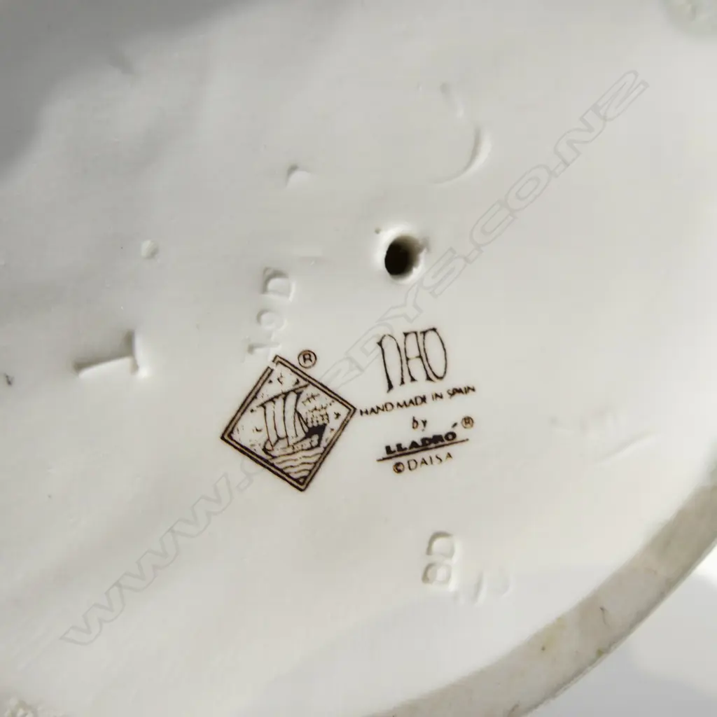 LG NAO GIRL FIGURINE H. 330MM Image 1++