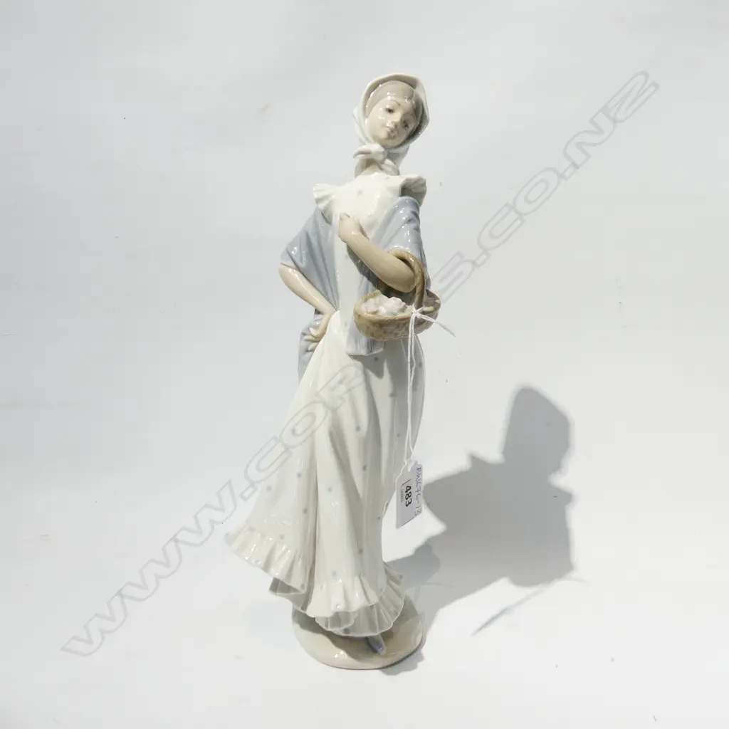 LG NAO GIRL FIGURINE H. 330MM Image 1++