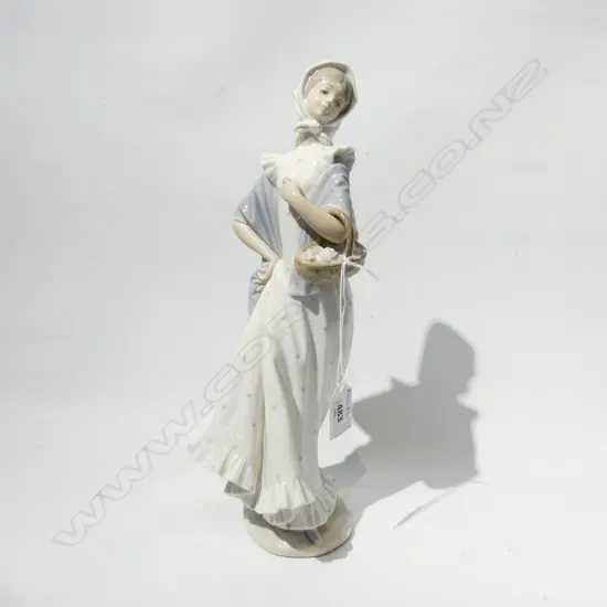 LG NAO GIRL FIGURINE H. 330MM