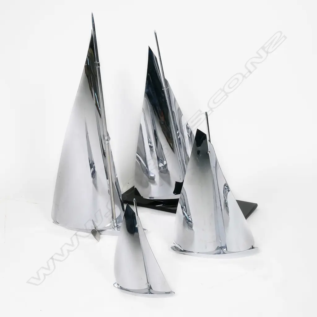 4 CHROME ART DECO YACHTS, ONE ON BLACK VITROLITE BASE, H.150-400mm Image 1++