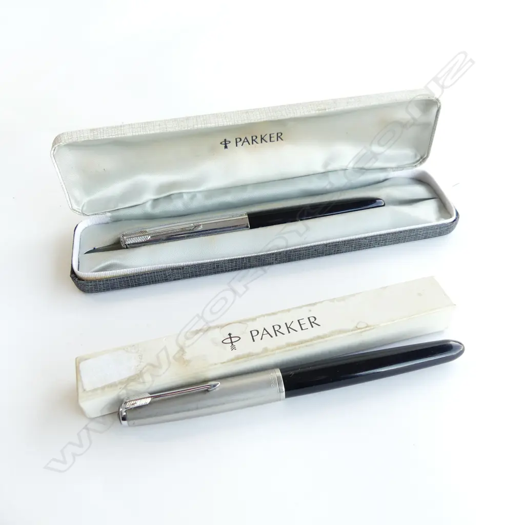TWO VINTAGE PARKER FOUNTAIN PENS IN BOXES  Image 1++