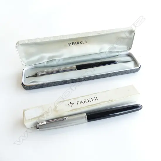 TWO VINTAGE PARKER FOUNTAIN PENS IN BOXES 