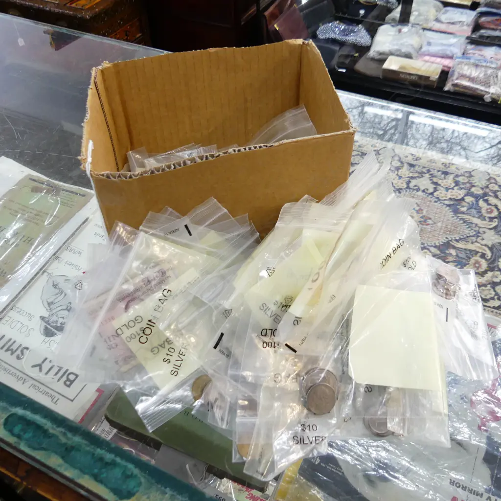 ASST. WORLD NOTES & COINS Image 1++