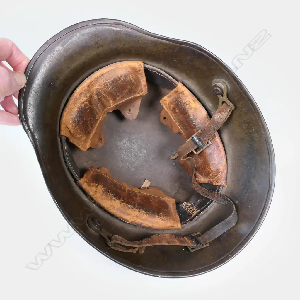 GERMAN WWI M16 CAMOUFLAGE COMBAT HELMET w original leather lining Image 1++