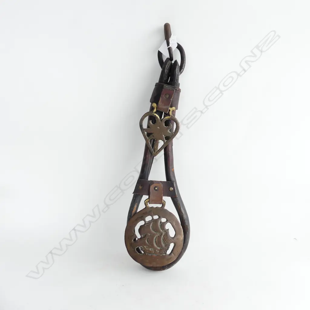 OLD HORSE LEATHER WITH HORSE BRASSES L. 480MM Image 1++