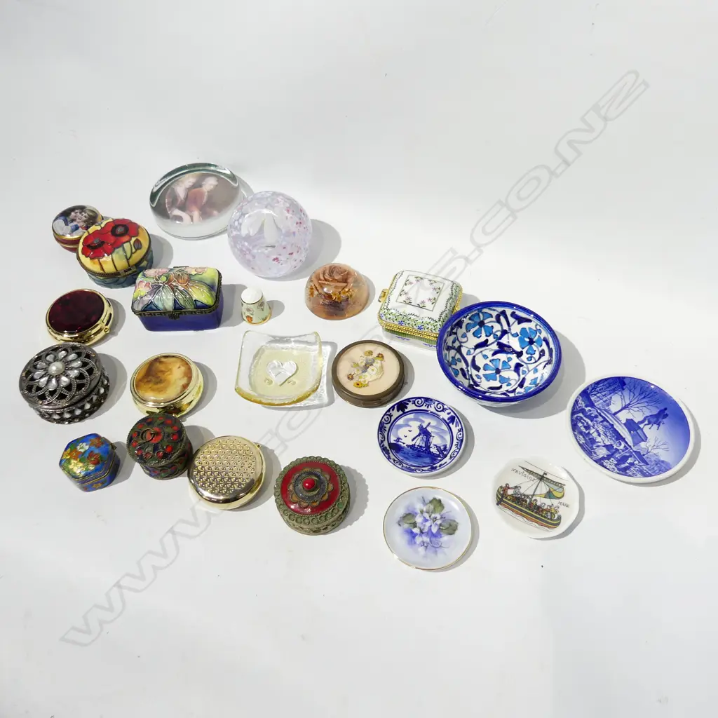 SM BOX ASST COLLECTABLES; PAPERWEIGHTS, LIDDED TRINKET BOXES, DISHES ETC.. Image 1++