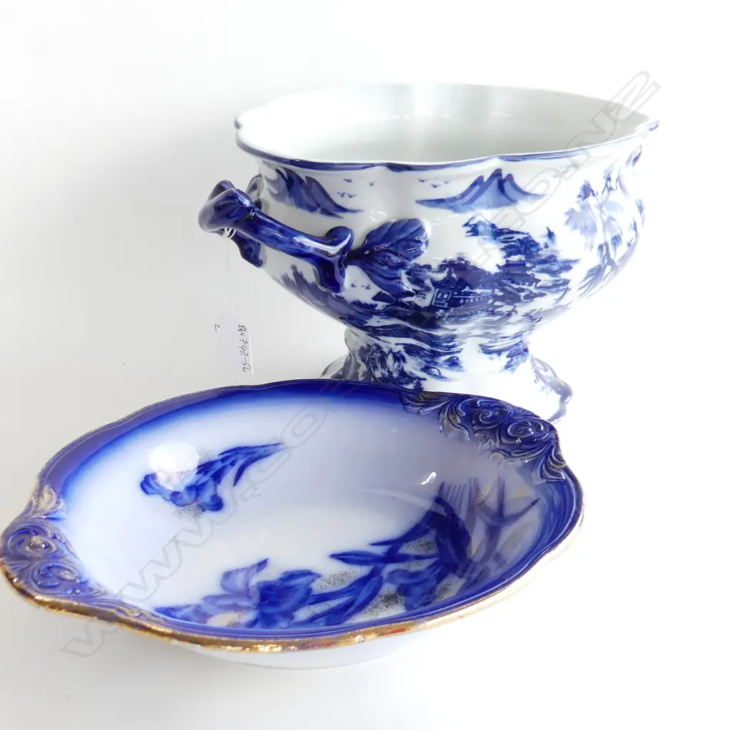 TWO BL/WH ITEMS. LARGE SOUP TUREEN IN WILLOW PATTERN . DIA 260mm & IRISS SHALLOW BOWL. DIA. 275mm Image 1++