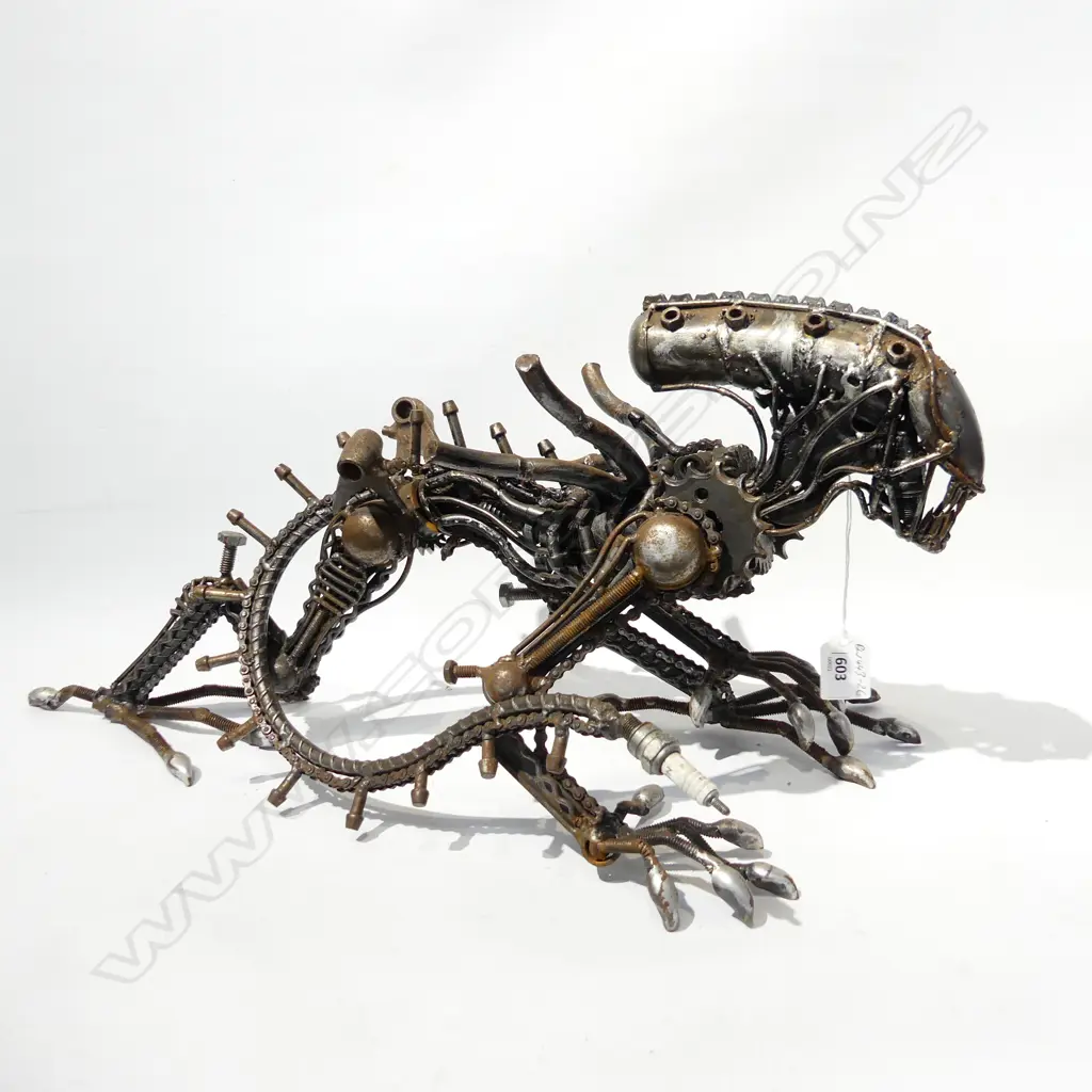 METAL ALIEN SCULPTURE L520MMXH250MM Image 1++