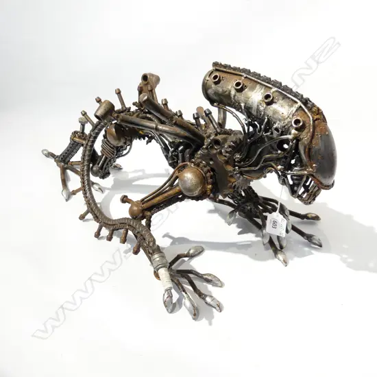 METAL ALIEN SCULPTURE L520MMXH250MM