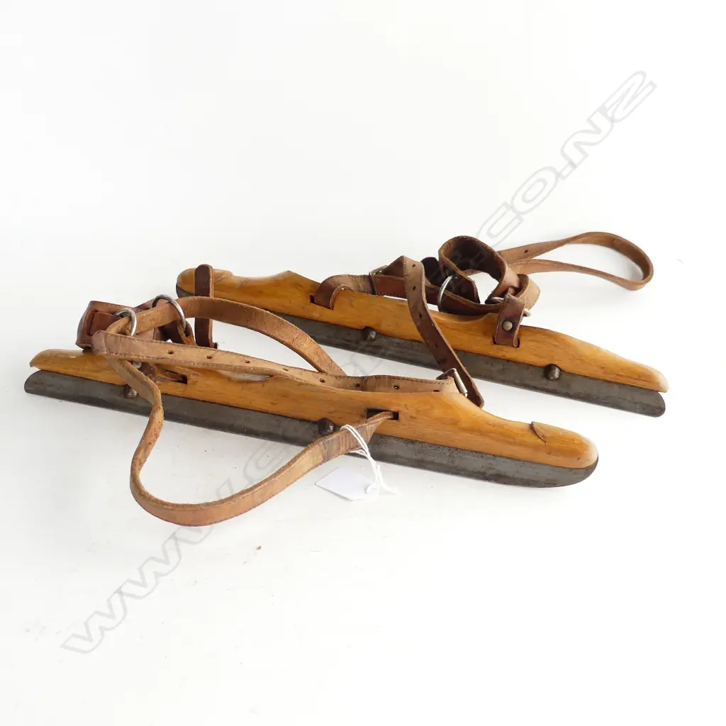 PAIR VTG EUROPEAN ICE SKATES WITH LEATHER FITTINGS BY NOOITGEDAGT NETHERLANDS L 290MM Image 1++