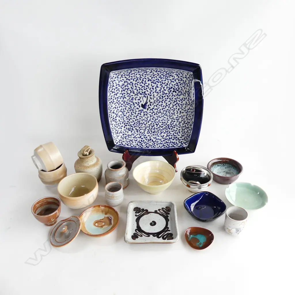 BLUE & WHITE CERAMIC PLATTER W SELCTION OF SML POTTERY PCS Image 1++