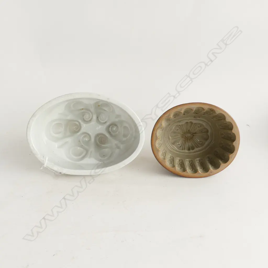 2 JELLY MOULDS Image 1++