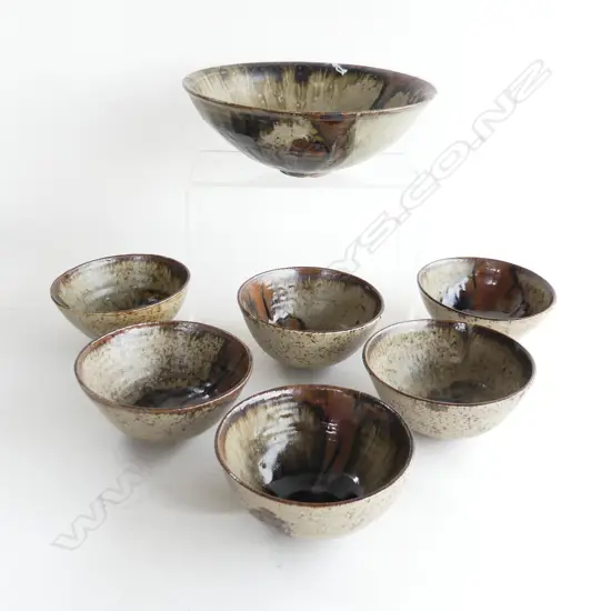 DAVID BROKENSHIRE (ALL UNMARKED VENDORS ATTRIBUTION) BOWL (DIA 235mm - RIM CHIPPED) w. 6 SM BOWLS (DIA 130MM)