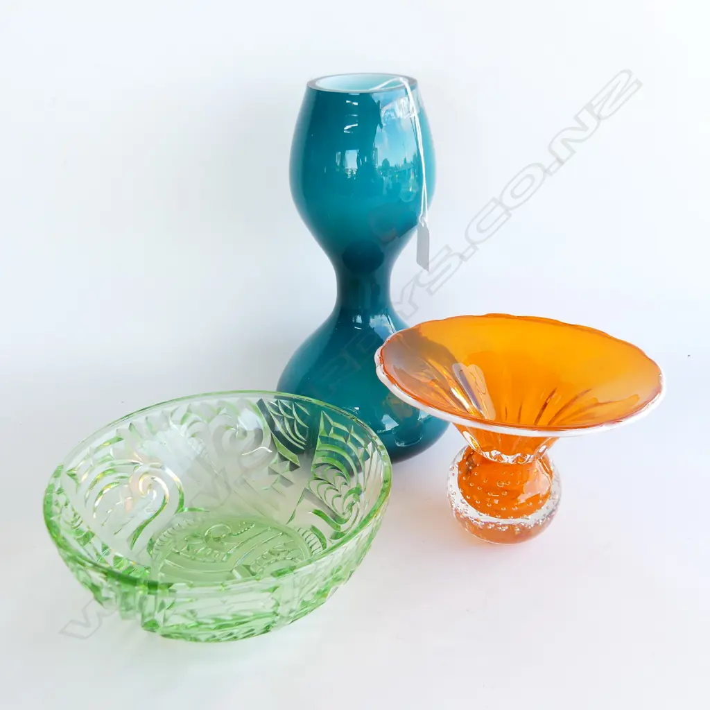 3 PCES ART GLASS, GREEN DECO BOWL, BLUE VASE H.295mm, ORANGE VASE Image 1++