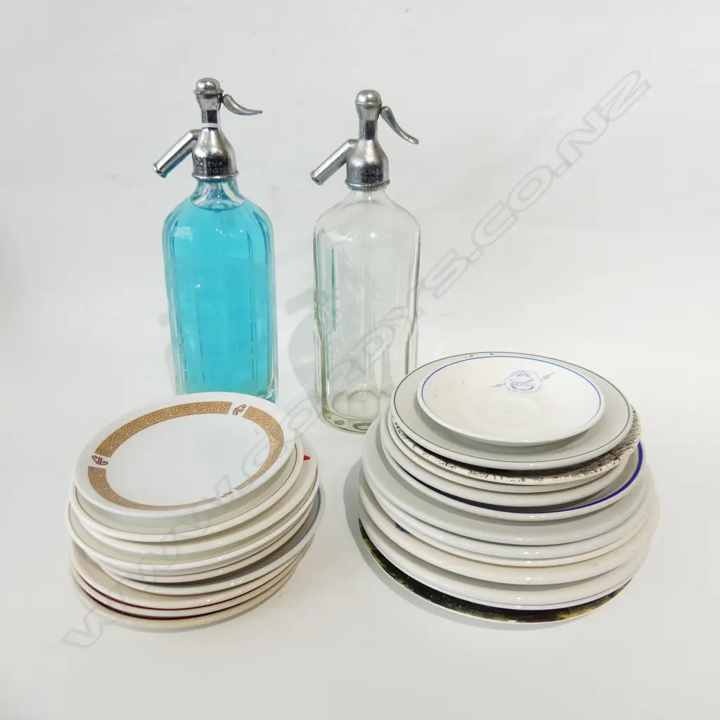 24 ASST. HOTEL / CLUB PLATES + 2 SODA SYPHONS H.310mm Image 1++
