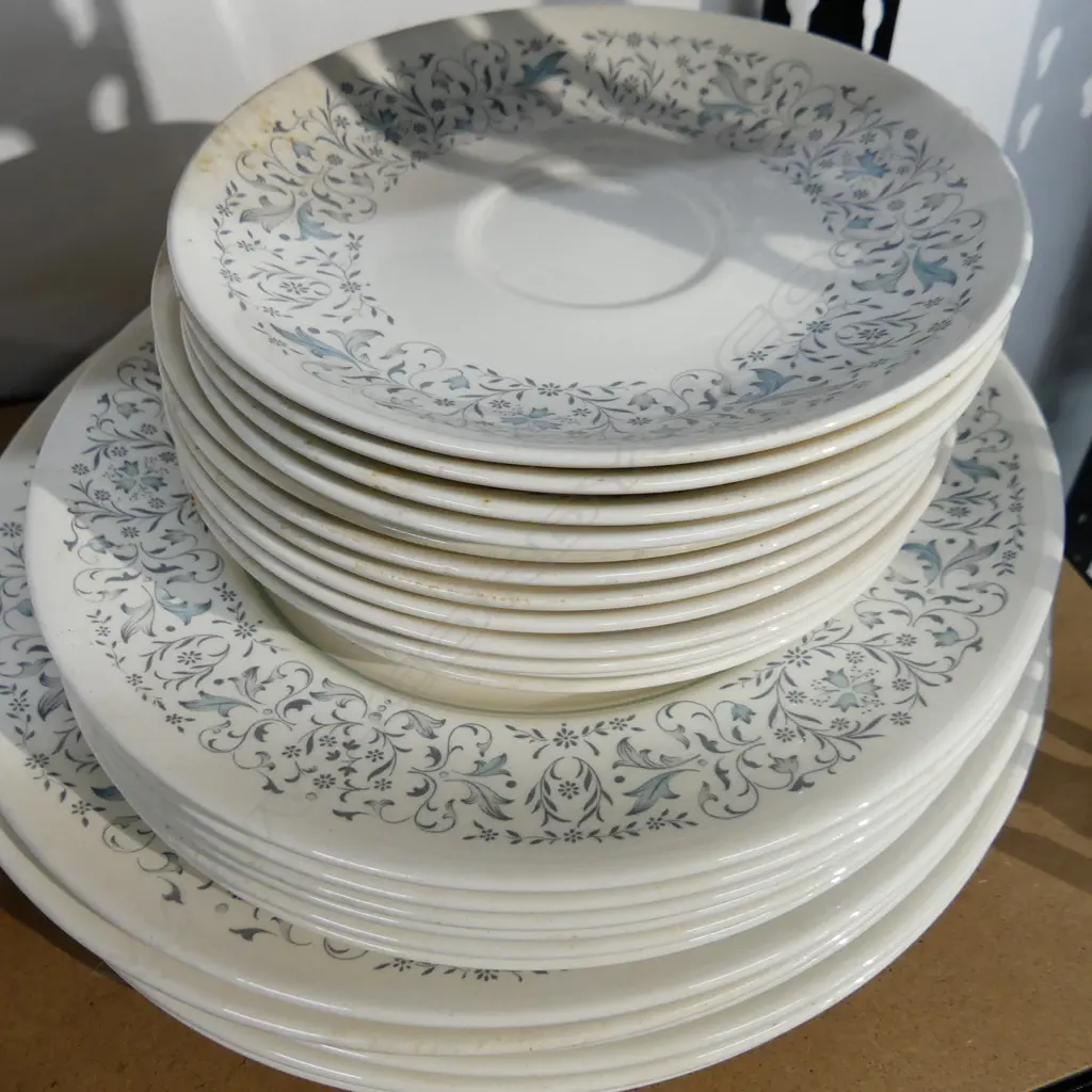 ROYAL DOULTON PART DINNER SERVICE 'ARABESQUE' Image 1++