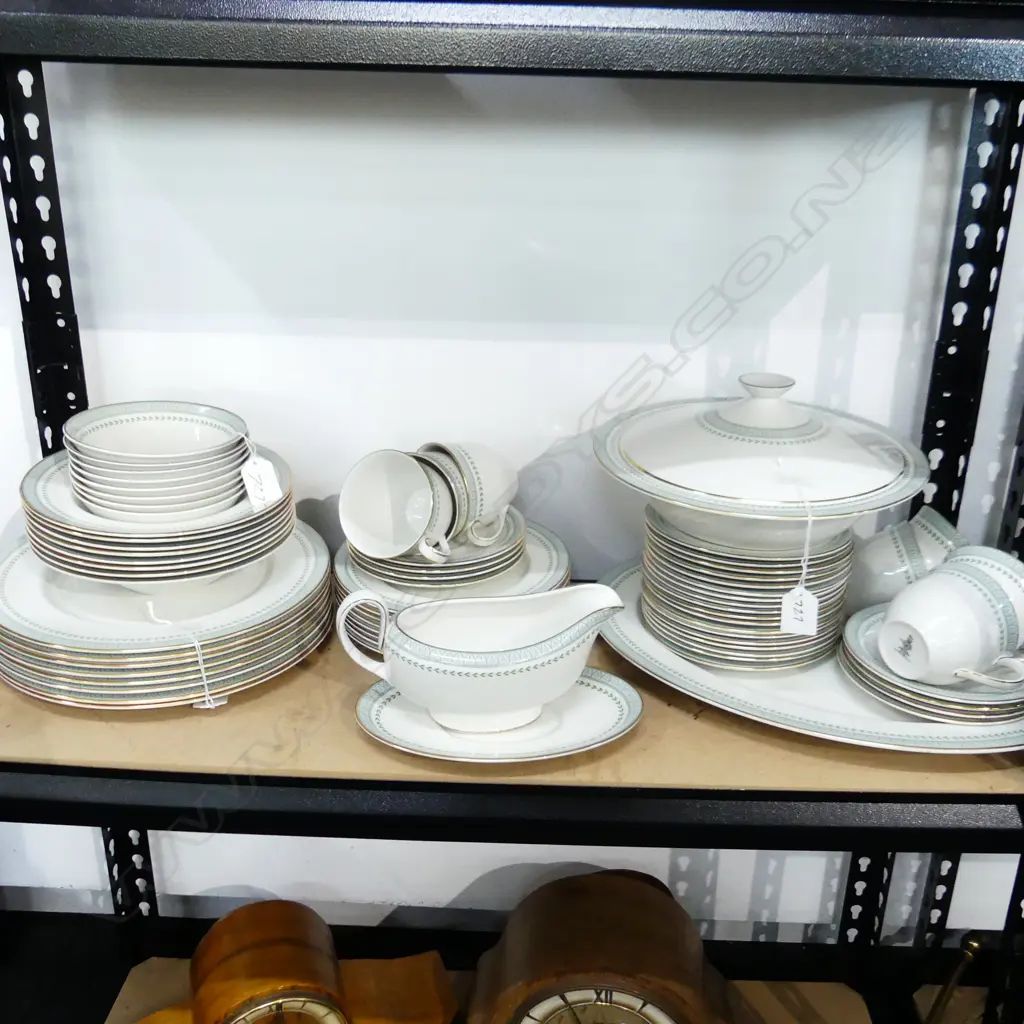 8 ROYAL DOULTON 'BERKSHIRE' LG DINNER SERVICE; 8 PLACE SETTINGS (1CUP MISSING) + SERVING DISHES Image 1++