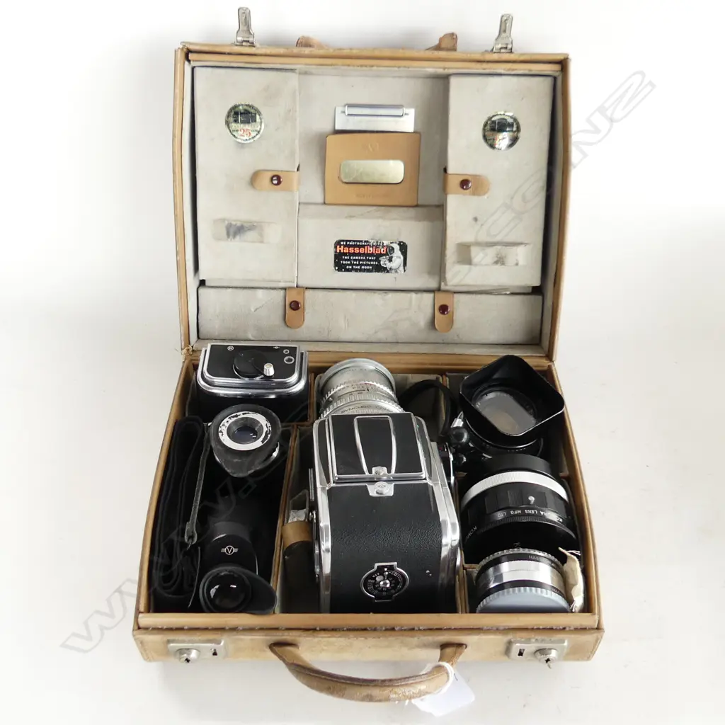 VINTAGE CASED HASSELBLAD CAMERA Image 1++