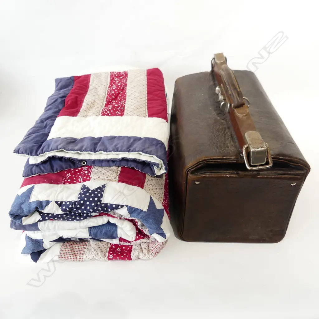 OLD LEATHER DOCTORS BAG & LARGE US THEMED QUILT, WATER DAMAGE Image 1++