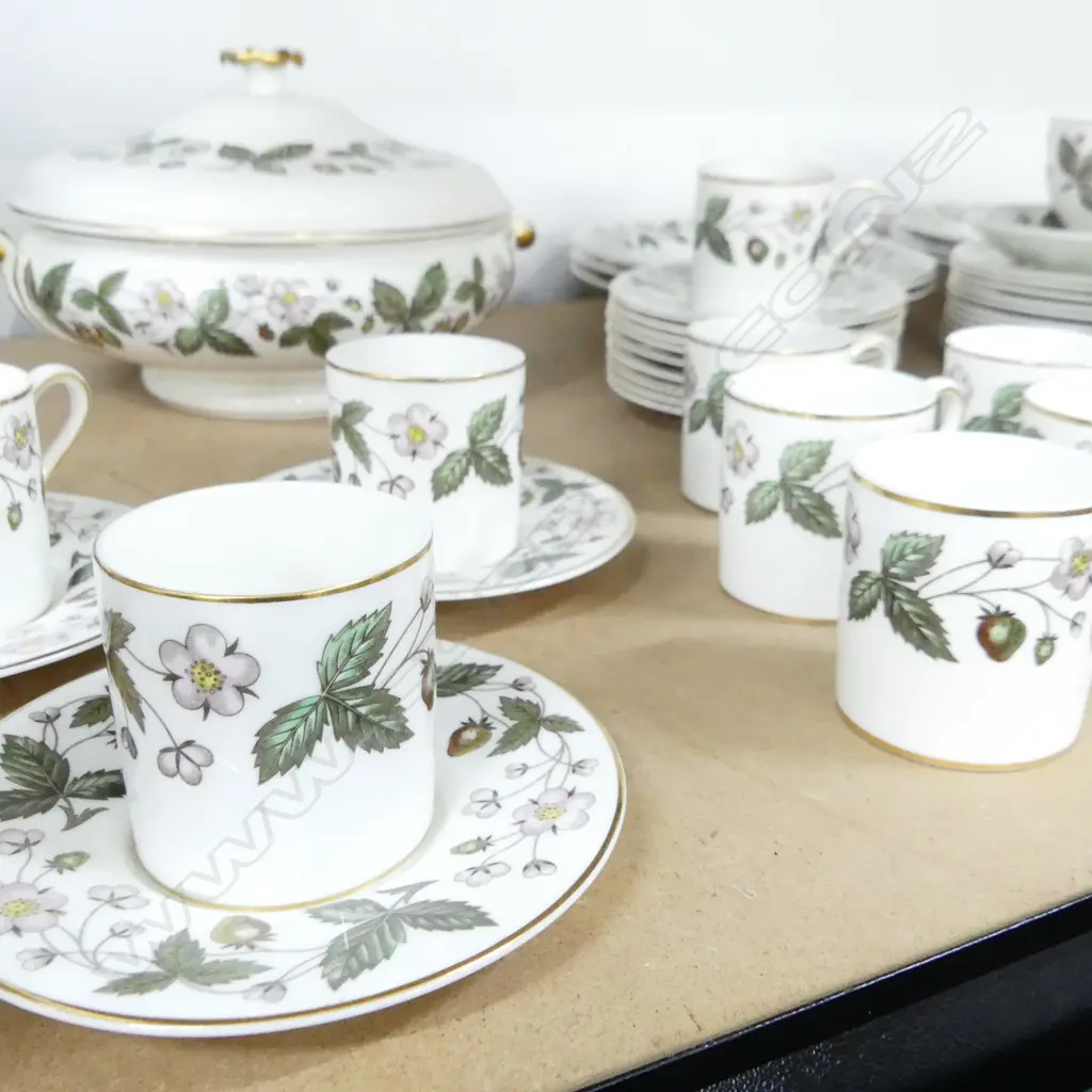 LARGE LOT OF WEDGWOOD STRAWBERRY HILL DINNER WARE Image 1++