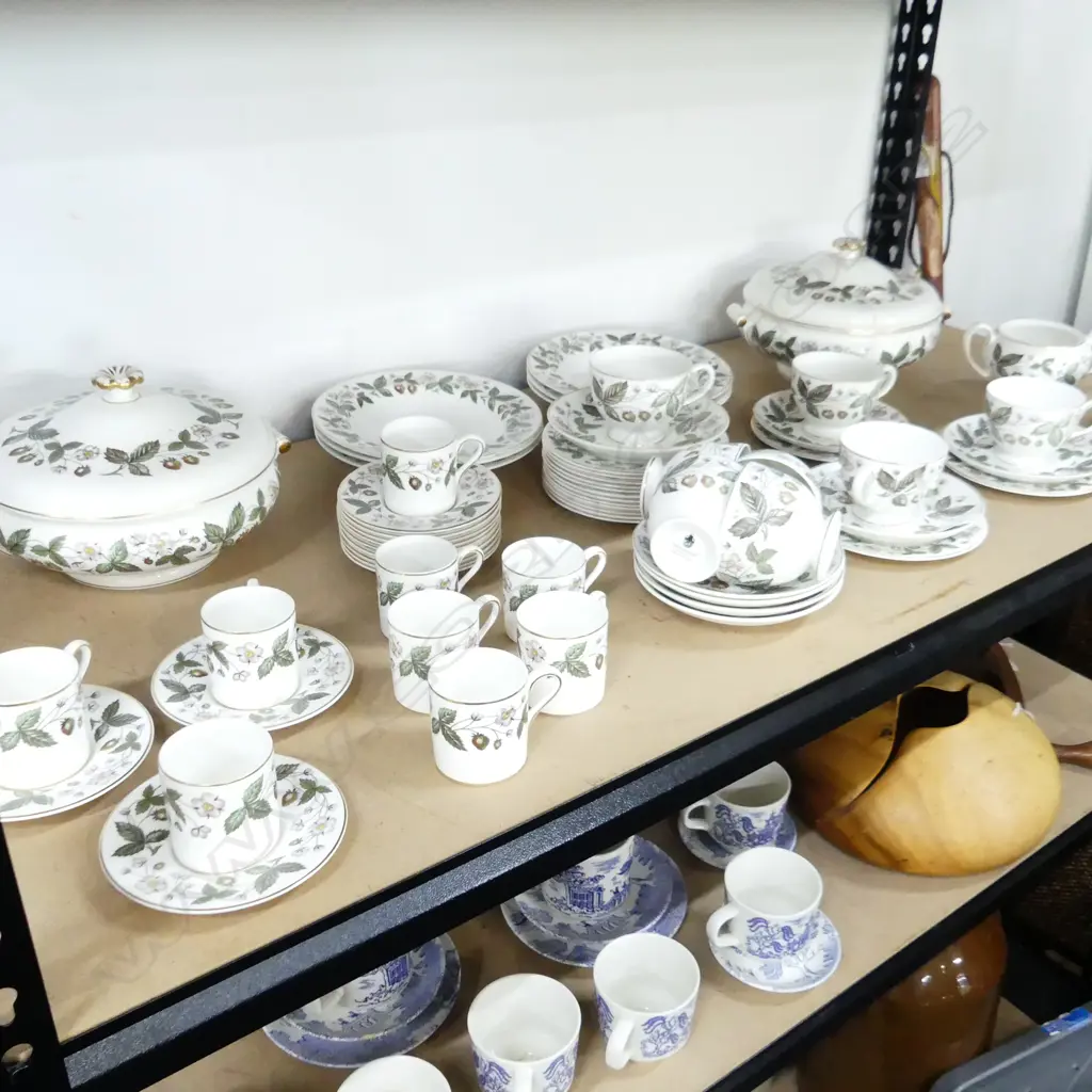 LARGE LOT OF WEDGWOOD STRAWBERRY HILL DINNER WARE Image 1++